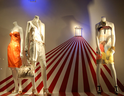Impresi贸n decorado para dise帽o de escaparate de Estela McCartney Impresi贸n decorado para dise帽o de escaparate de Estela McCartney